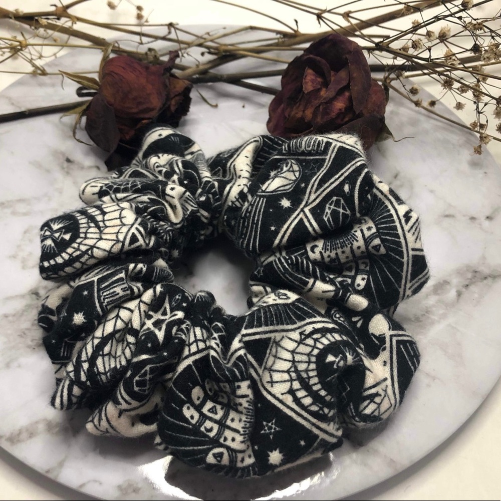 Tarot card Scrunchie / Hairtie / Halloween Cat Pentagram